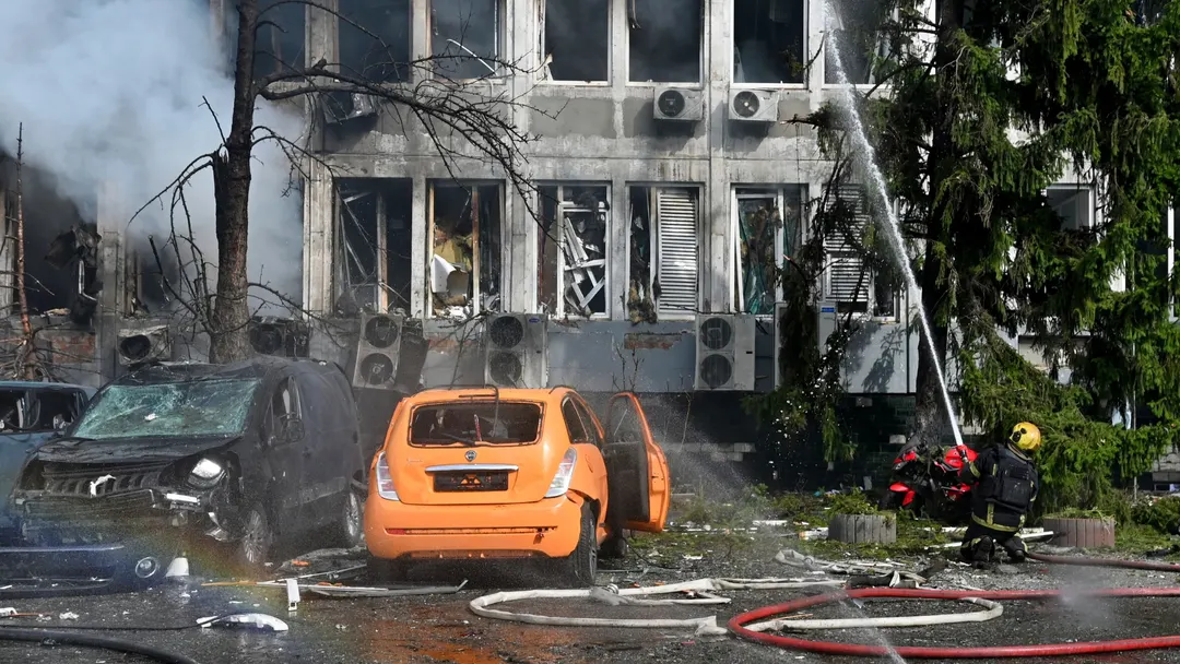 Russia strikes Ukrainian data centers, 100,000 households lose internet