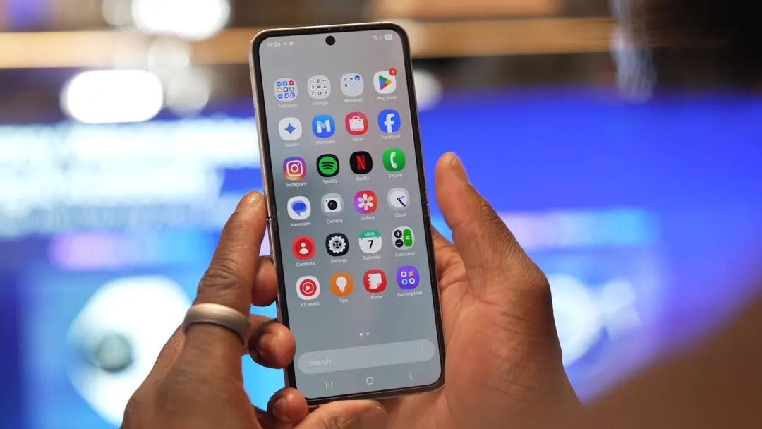 Stable One UI 9.0 update reaches Galaxy Z Flip 7 FE