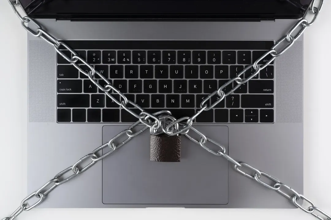 Fake "locked computer" alerts in Google Ads push users to call tech-support scammers