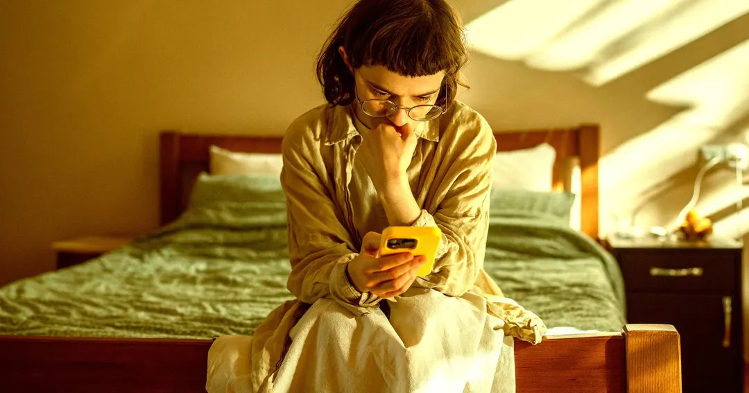 Smartphones at 12 Linked to Eating Disorder Symptoms by 14