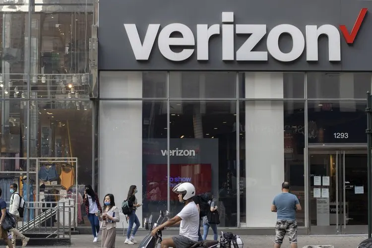FCC delays review of Verizon's copper retirement plans in nine states