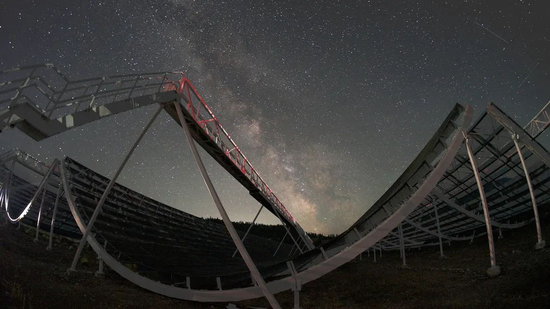 CHIME telescope maps ancient hydrogen using only its own data