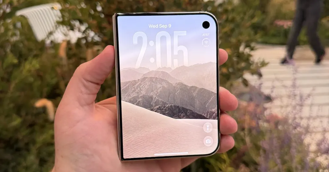 Video shows iPhone Duo used left-handed