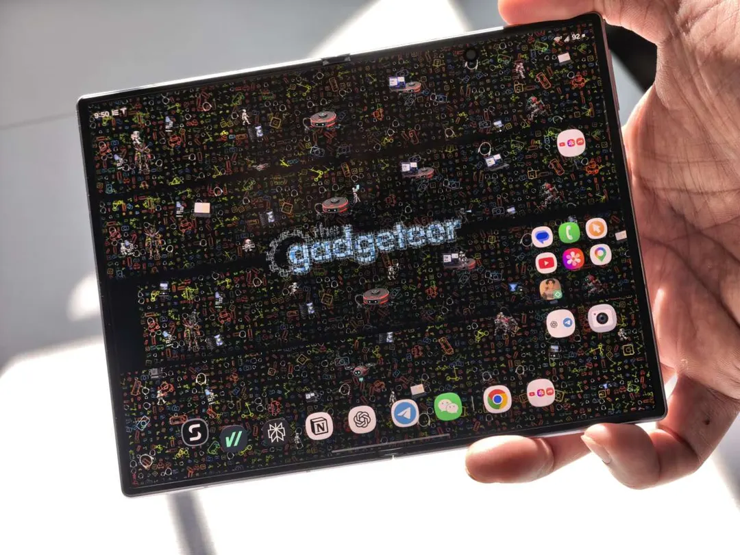 Leak: Motorola's wide foldable razr flex vs Galaxy Z Fold8