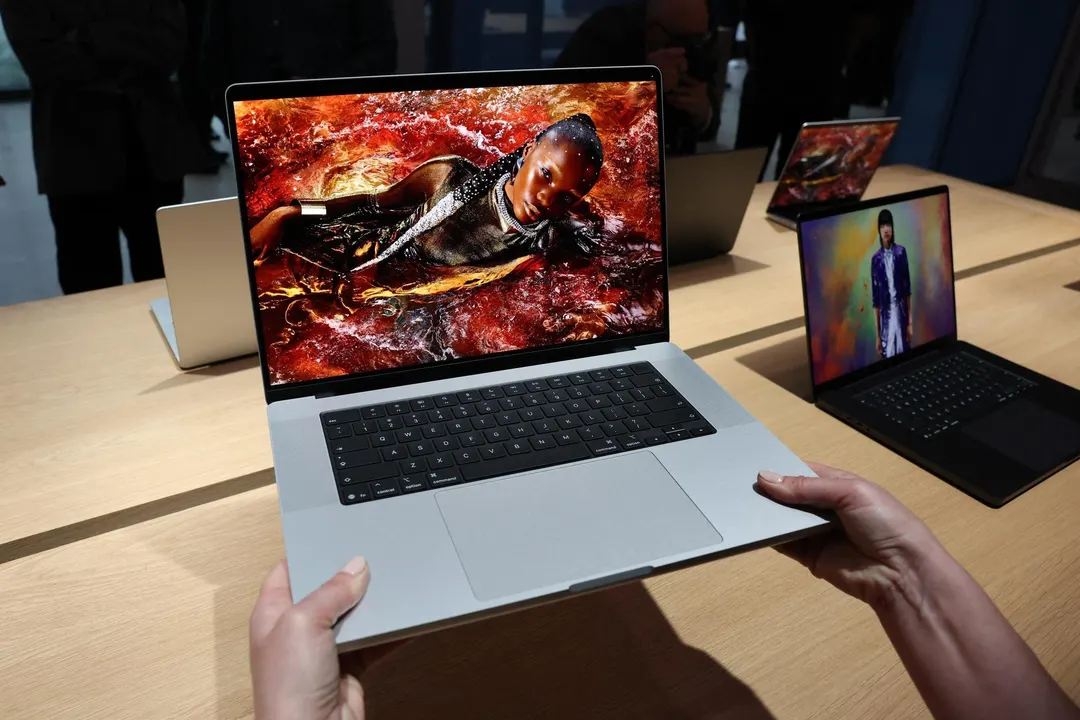 Apple Plans M6 MacBook Pro for Late October, OLED Redesign Slips to 2027