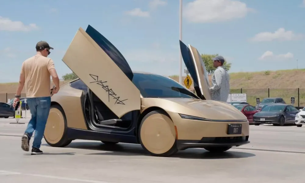 Tesla manually plugs in Robotaxis: one employee charges Cybercab and nine Model Ys