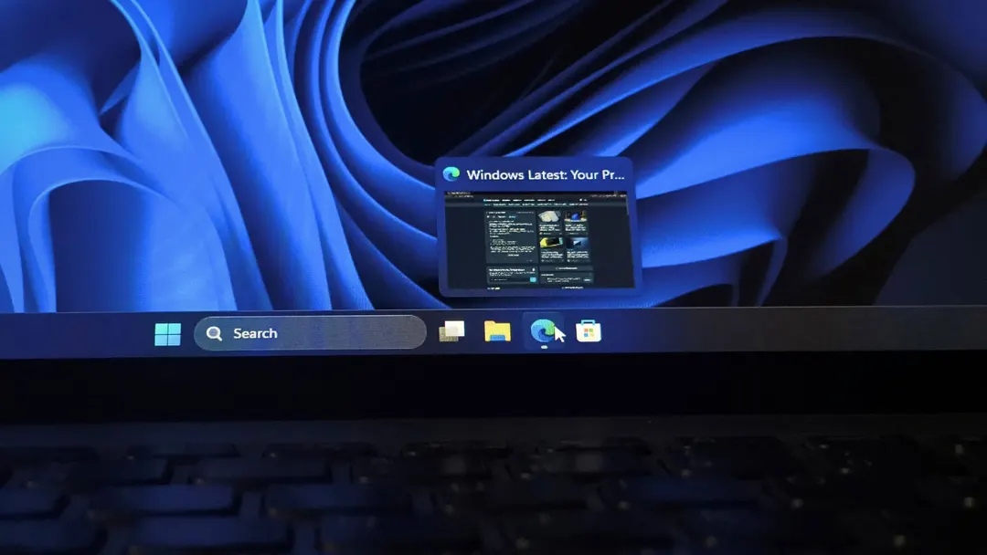 Windows 11 tests window-title list instead of thumbnails and a phone tile in Quick Settings