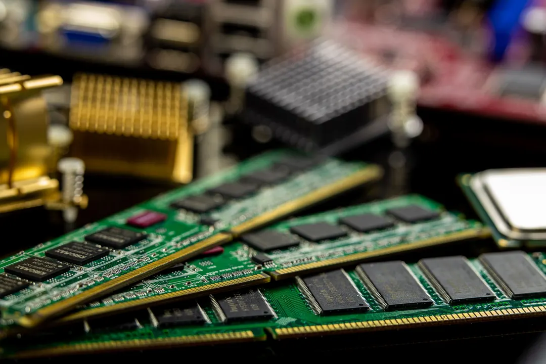 Micron, SanDisk Shares Slip on Taiwan Strike Vote and Softer NAND Prices