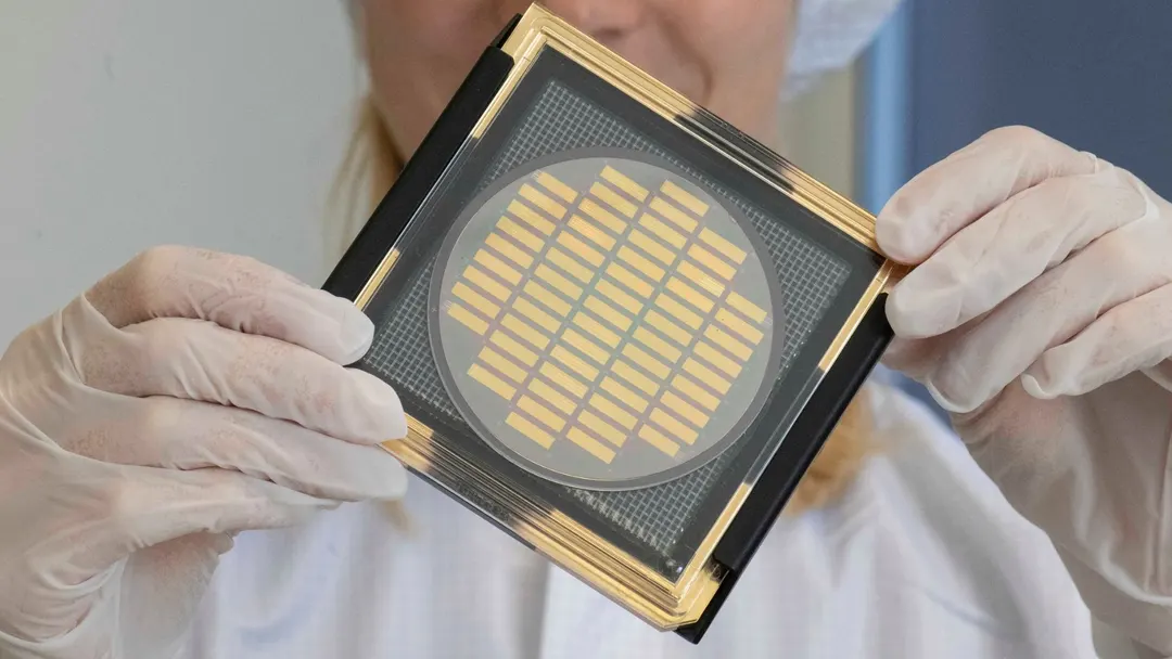 Silicon photonic chips gain light functions with ultrathin crystal films
