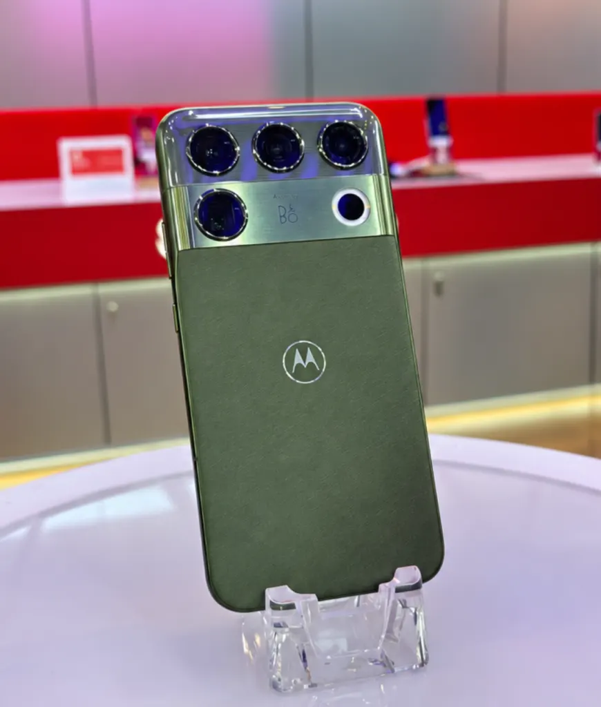 Motorola showcases Signature 27 flagship at India Mobile Congress