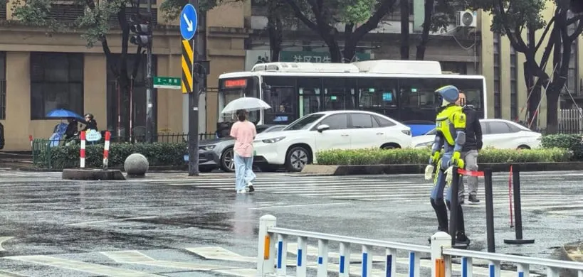 DEEP Robotics tests humanoid DR02 robots directing traffic in Hangzhou rain