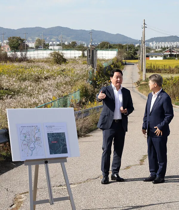 SK chairman inspects Gwangju site for 400 trillion won chip cluster