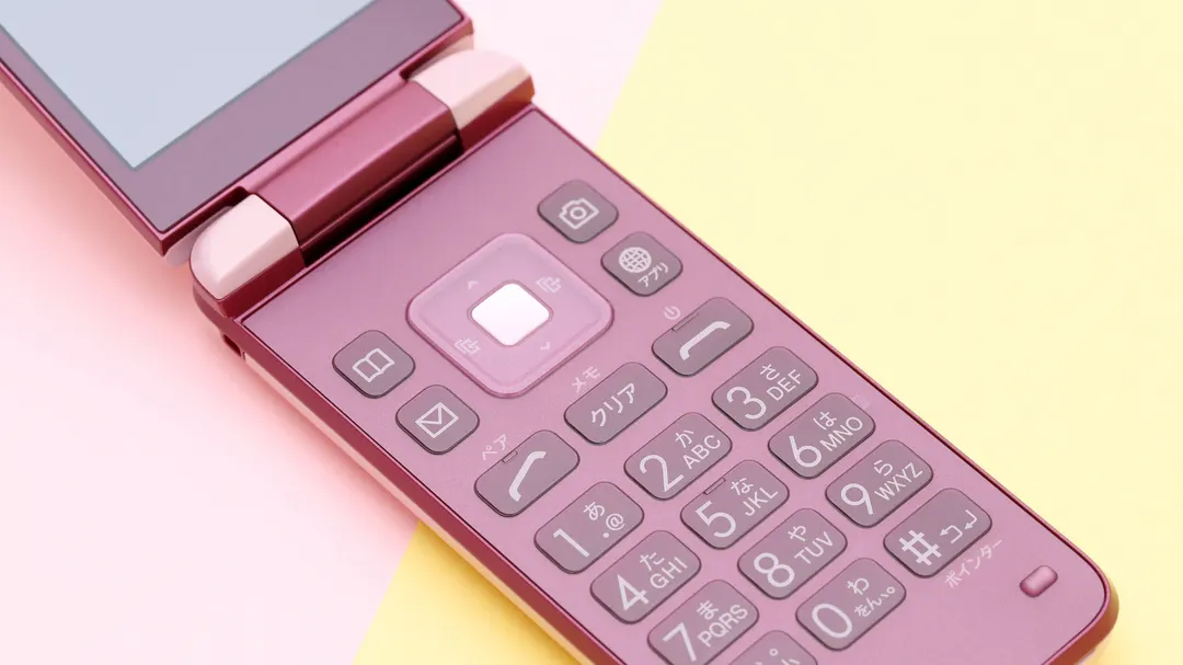 Japan says goodbye to gara-kei flip phones as shipments fall below 400,000