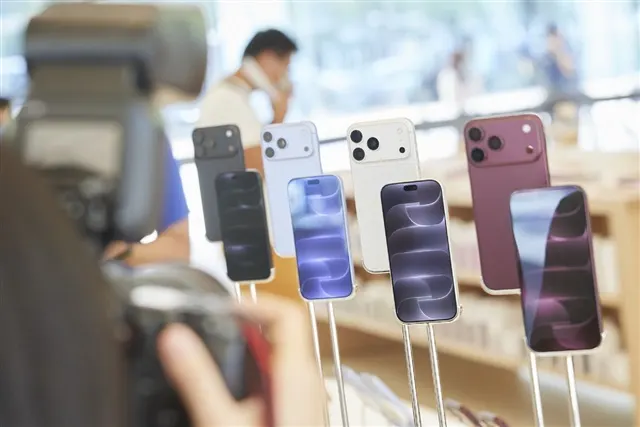 Largan signals early peak-season cut as phone orders decline in November