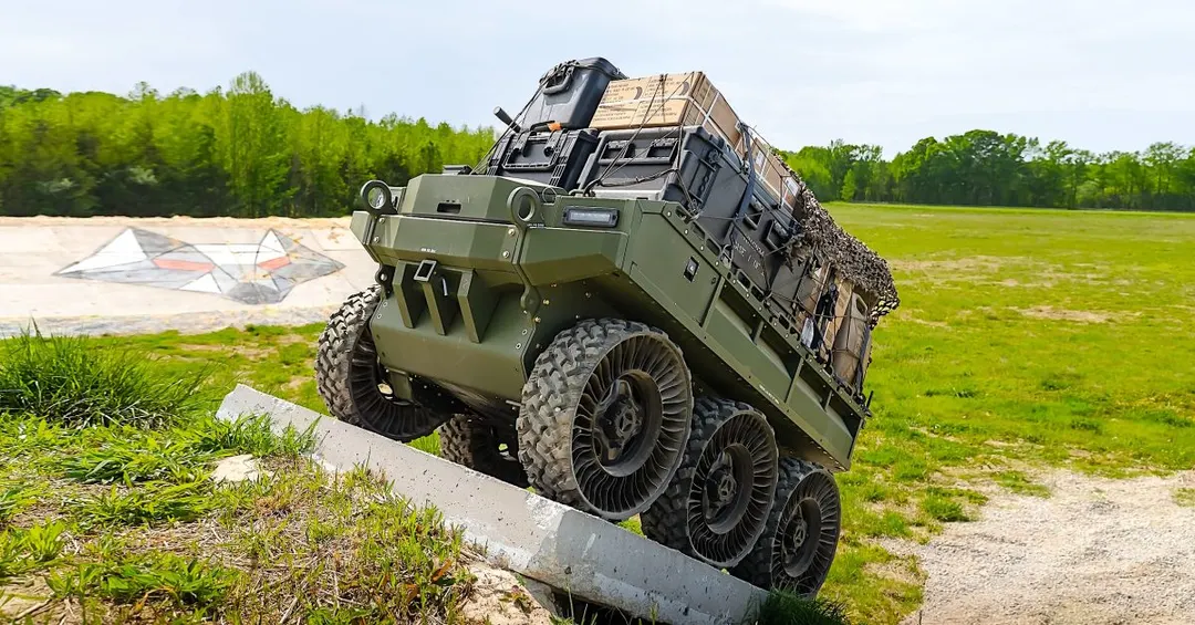 BLADE Hunter WOLF: autonomous military 6×6 with electric drive