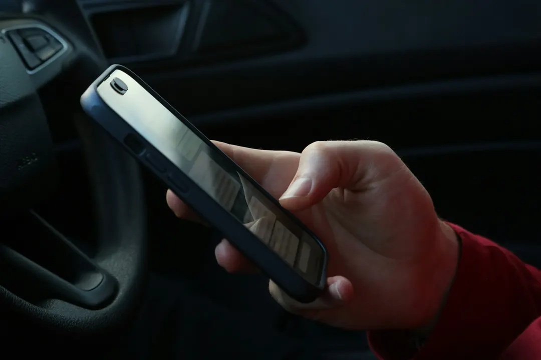 China smartphone shipments fall 15.4% as Huawei grows