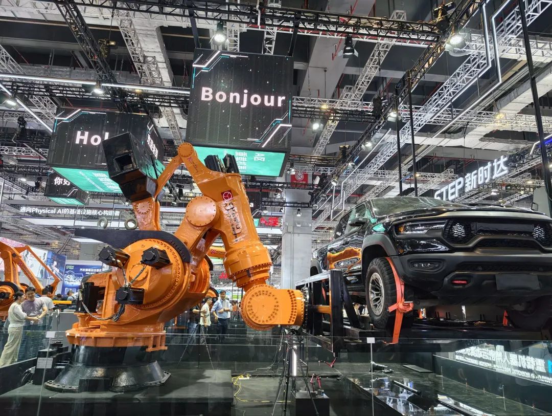 China's Chaifu debuts 5-ton-payload robot at Shanghai's CIIF