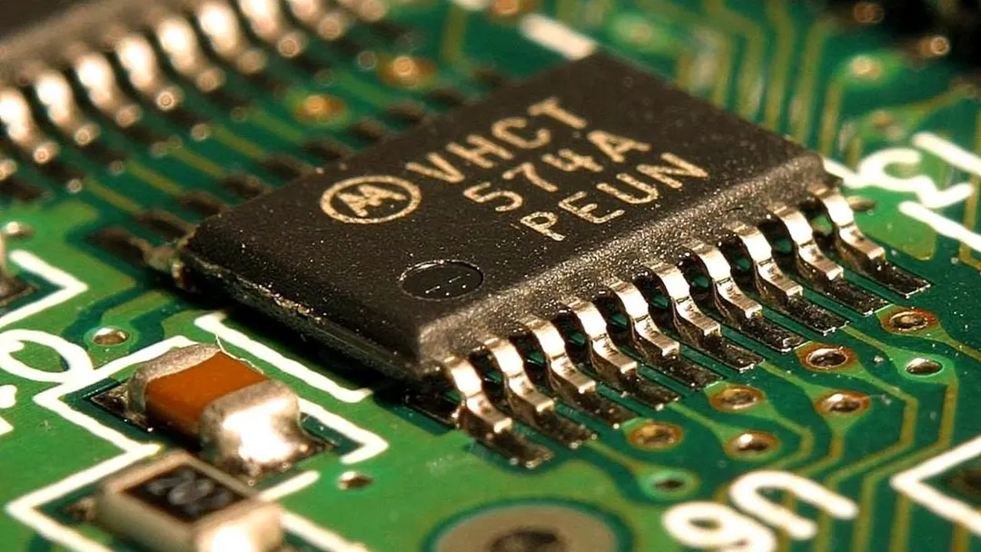 Embedded dielectric chip cooling hits 1,570 W/cm² heat flux