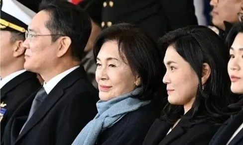 Hong Ra-hee to gift remaining Samsung shares worth $1.93B to Lee Jae-yong