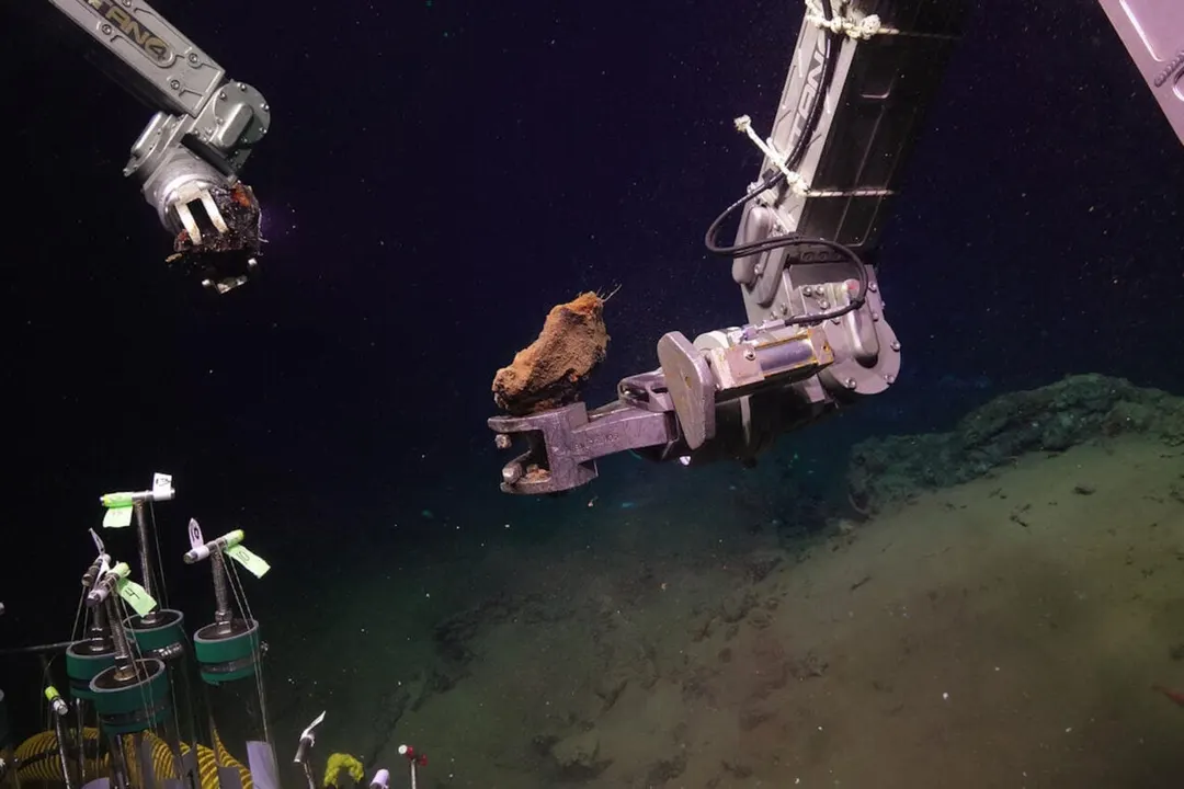 Deep-Sea Rocks Spontaneously Combust When Brought to Surface