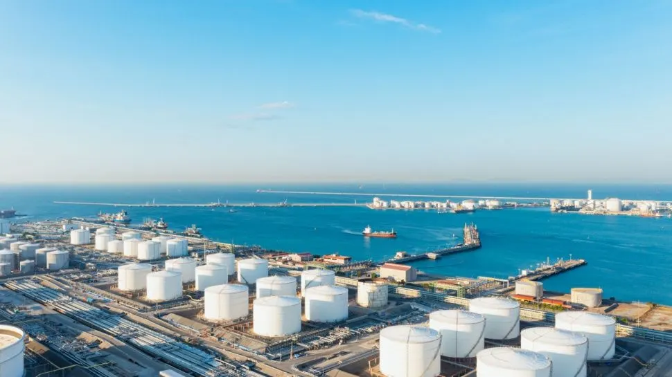 Russia deploys barrage balloons to defend oil refineries from drones