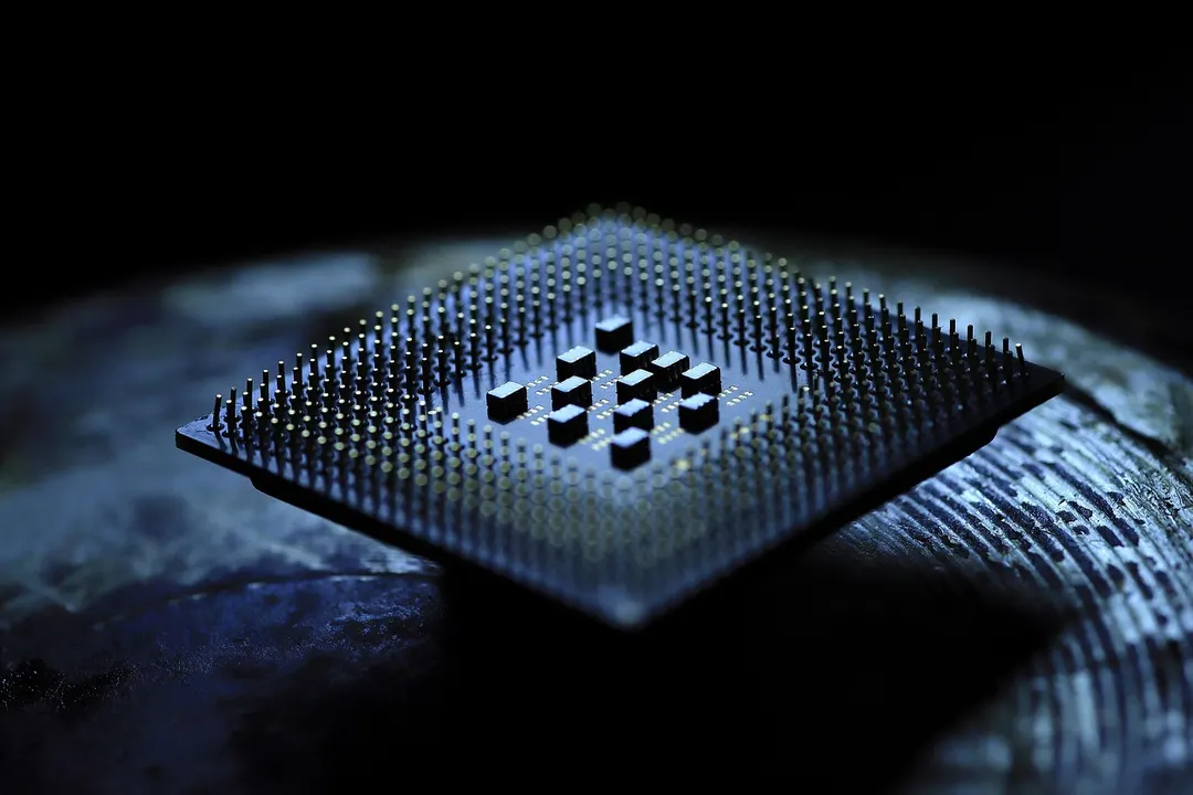 DualQuant Quantizes LLMs to 4-bit Without Calibration Data