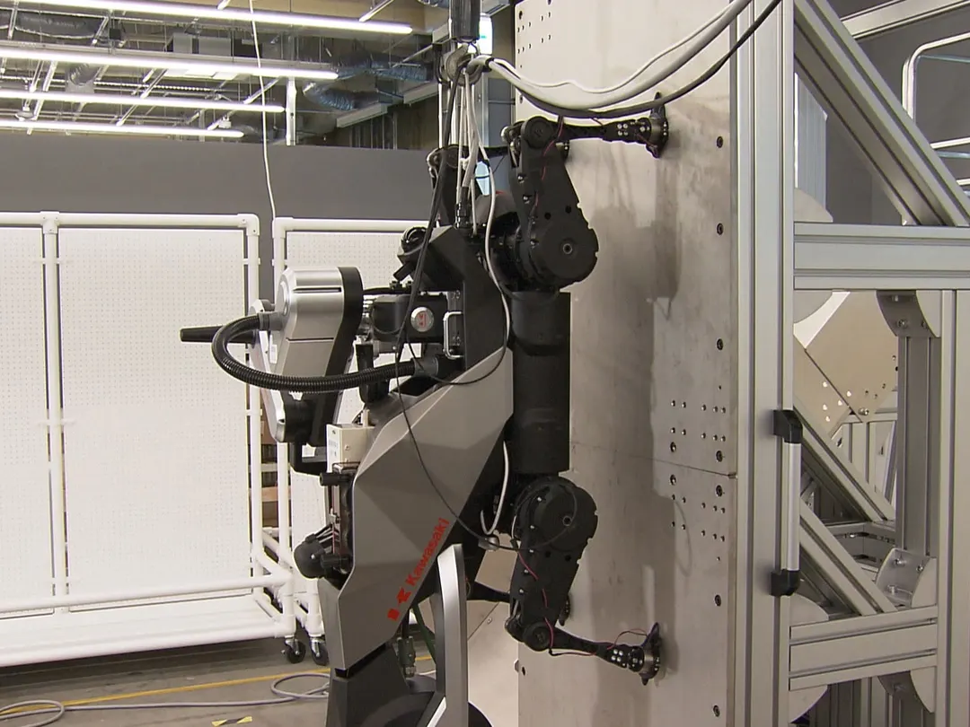 Kawasaki unveils four-legged robot that welds ship hulls