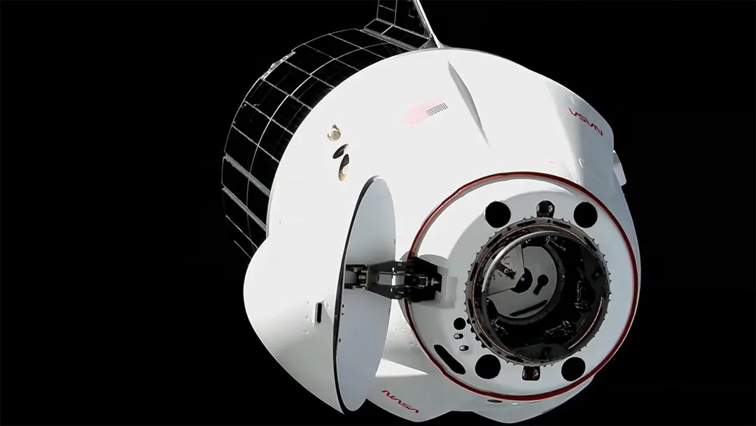 SpaceX Dragon delivers solar arrays and medical research to ISS
