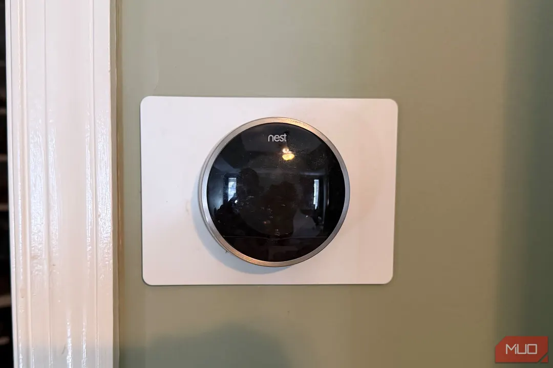 Google turns three older Nest thermostats into dumb devices