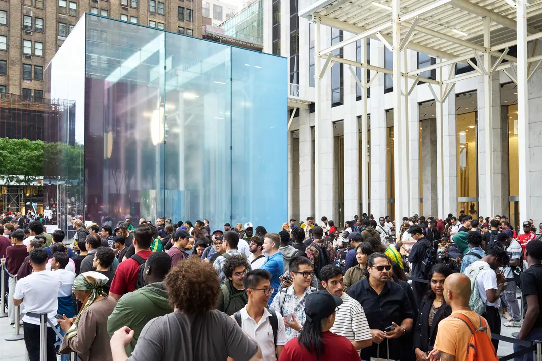 Apple gains market share as the device industry shrinks