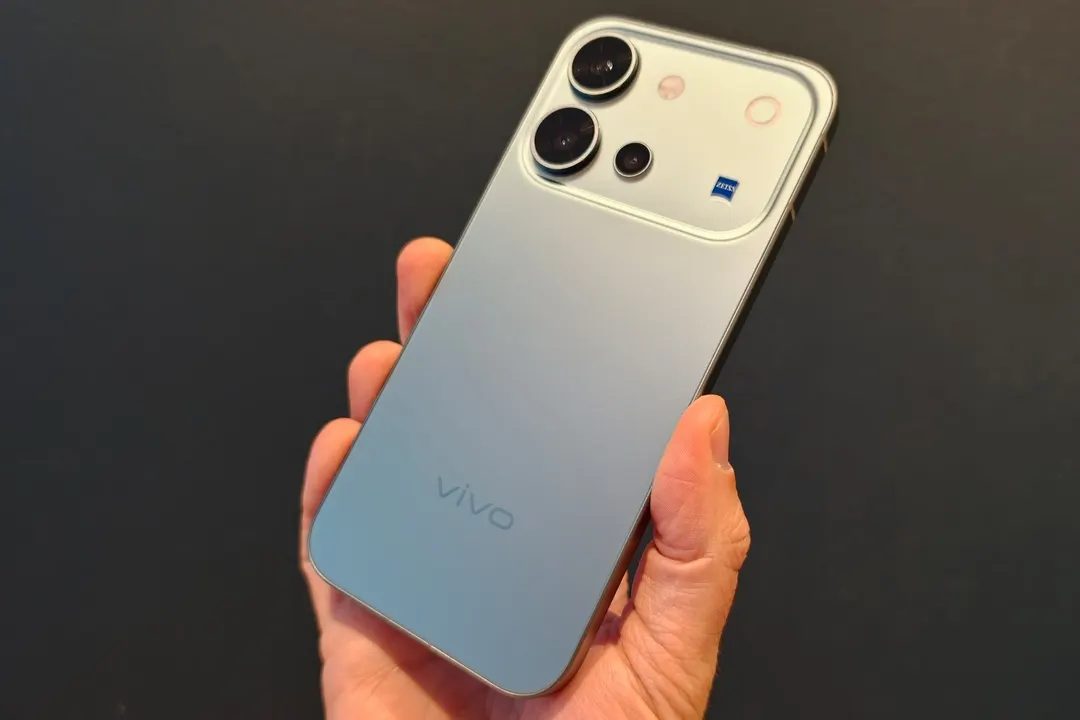 Vivo V80 brings Zeiss-tuned colour to a cheaper cameraphone