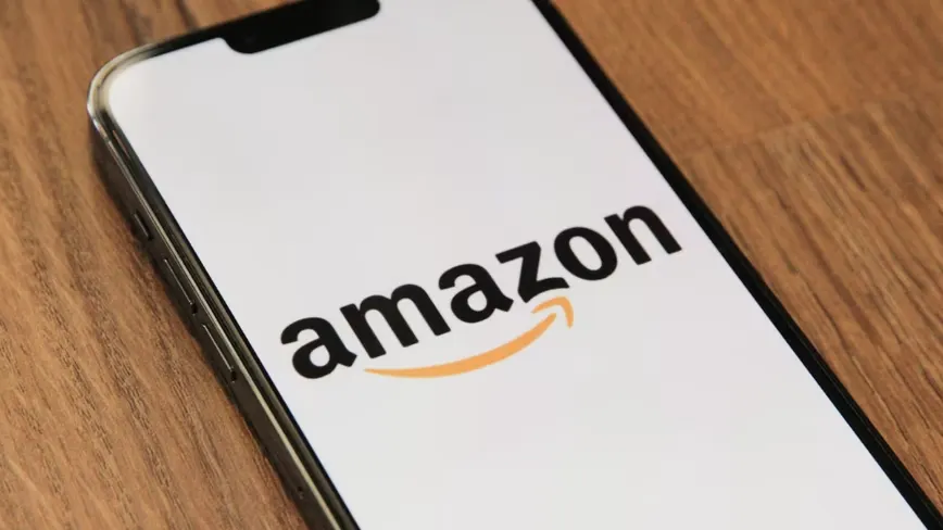 Amazon to hire 300,000 for the holidays as other retailers hold back