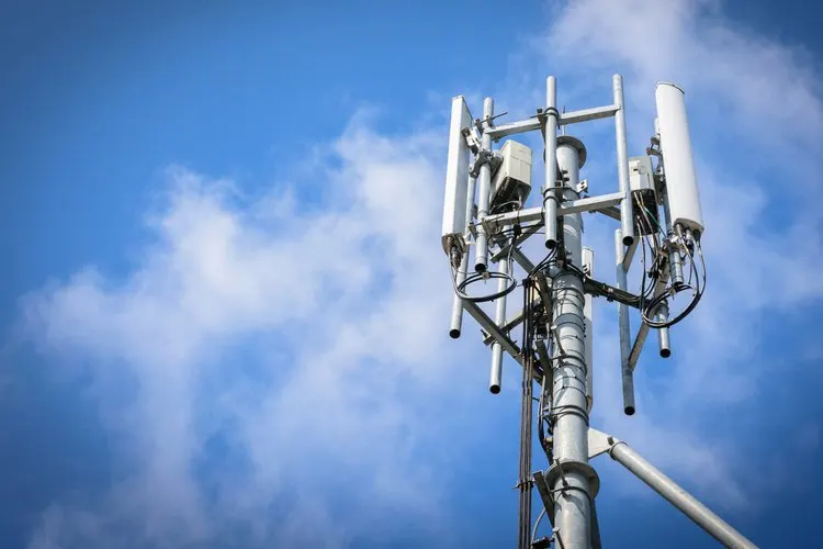 NTT and Docomo to pilot AI-controlled base stations for renewables