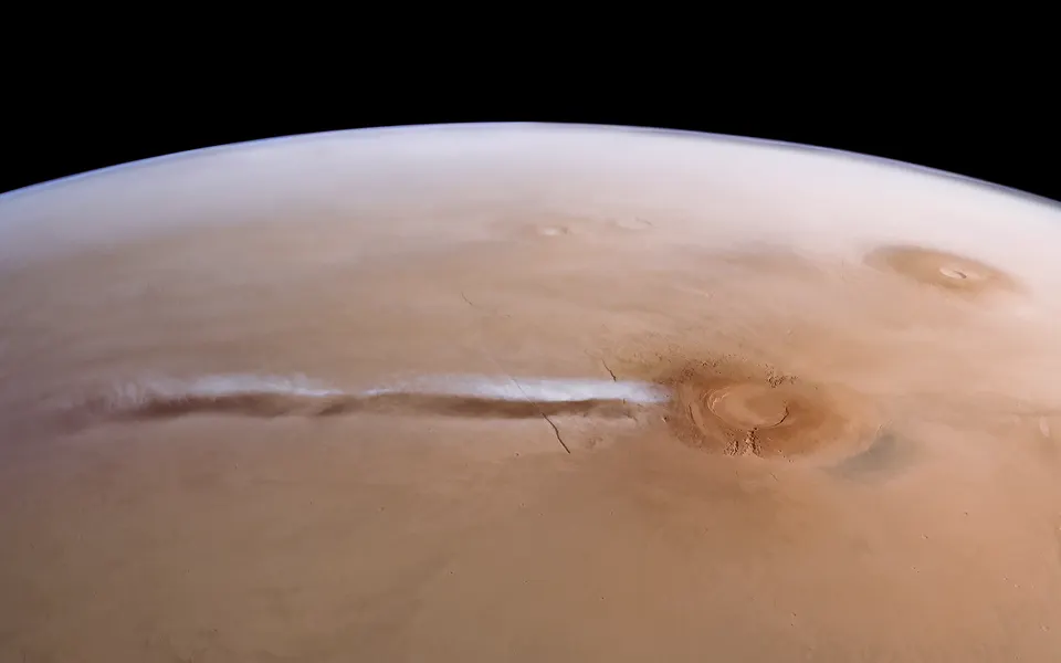 Scientists explain Mars's 1,800-km cloud via homogeneous nucleation