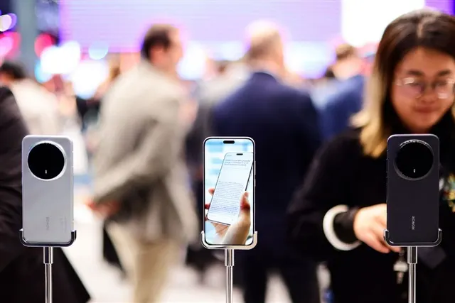 Memory price surge pushes phone makers from LTPO to LTPS panels