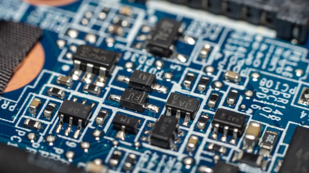 Simulation predicts 10,000x terahertz power boost for N-polar GaN transistors