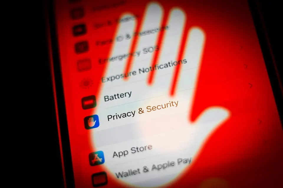 Hundreds of infected websites are serving spyware to iPhones