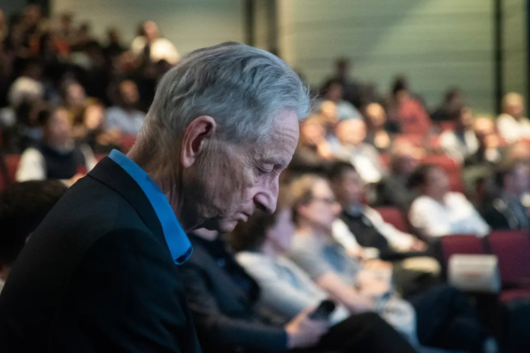Nobel-Winning Scientist Hinton Says AI Is Already Conscious: "We're Toast"