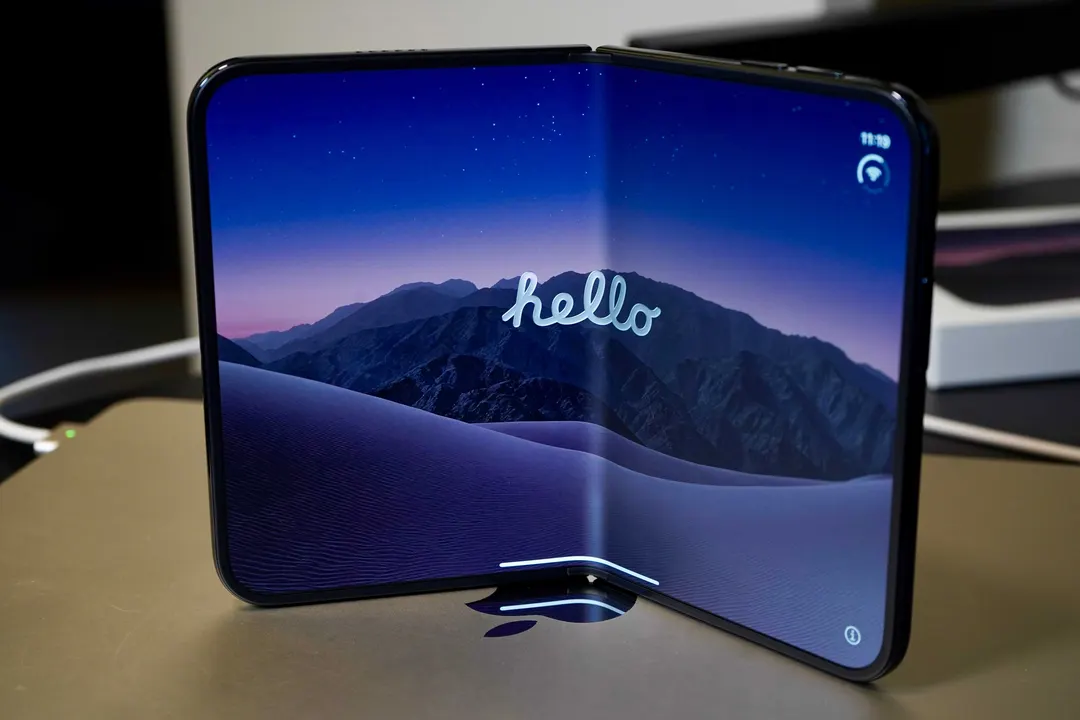 iPhone Duo day one: outer screen disappoints, inner display delights