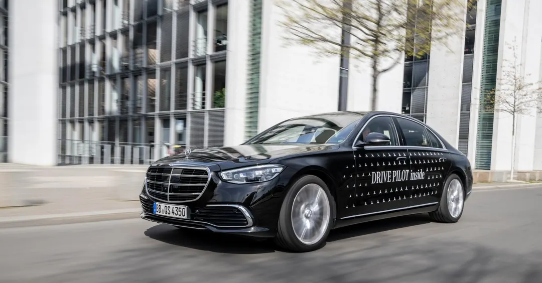 NHTSA proposes cyan lights to mark driverless robotaxis