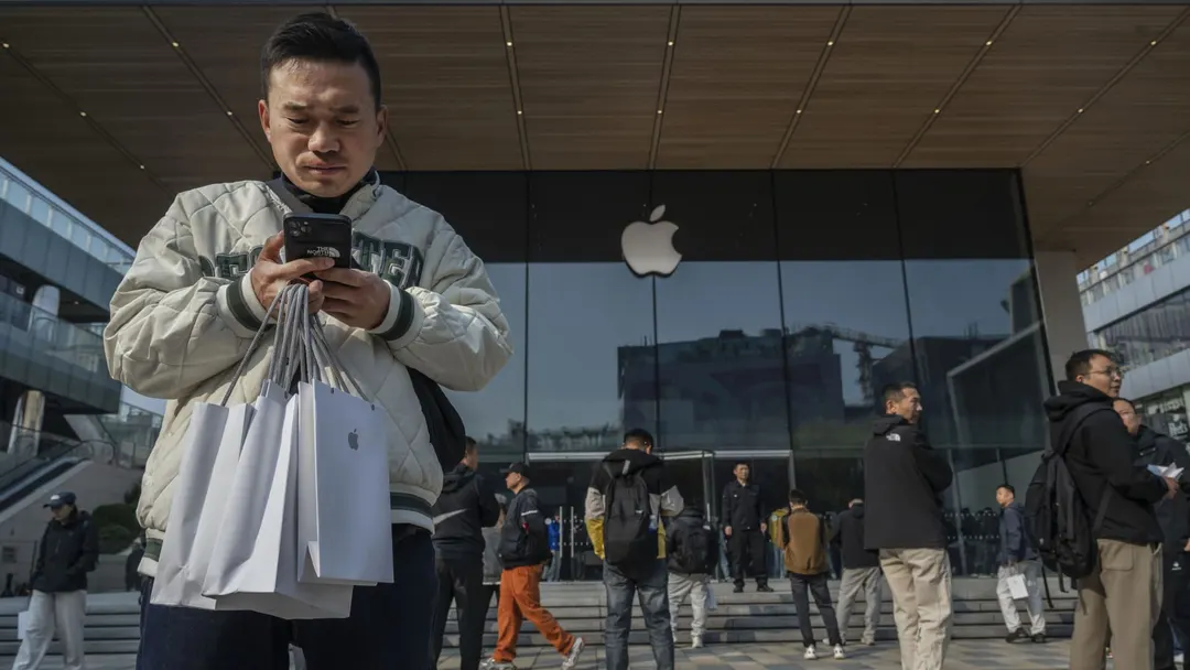 Scalpers pay $448 over retail for iPhone Duo outside Beijing store