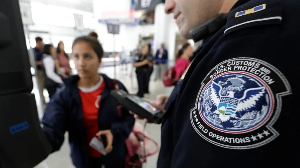 US Border Searches of Laptops and Phones Jump 32% This Year