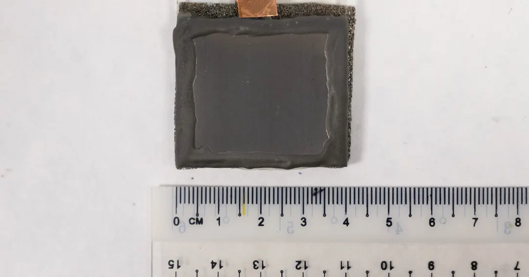 NTU solar 'leaf' makes hydrogen while purifying seawater of hydrazine