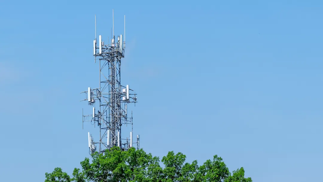 SpaceX seeks access to 80,000+ U.S. cell sites for Starlink Mobile