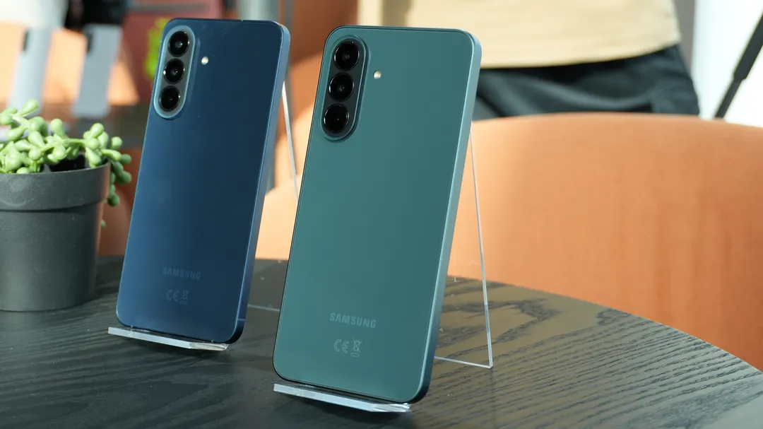 Samsung to cut mid-range phone output by 20% on rising chip costs