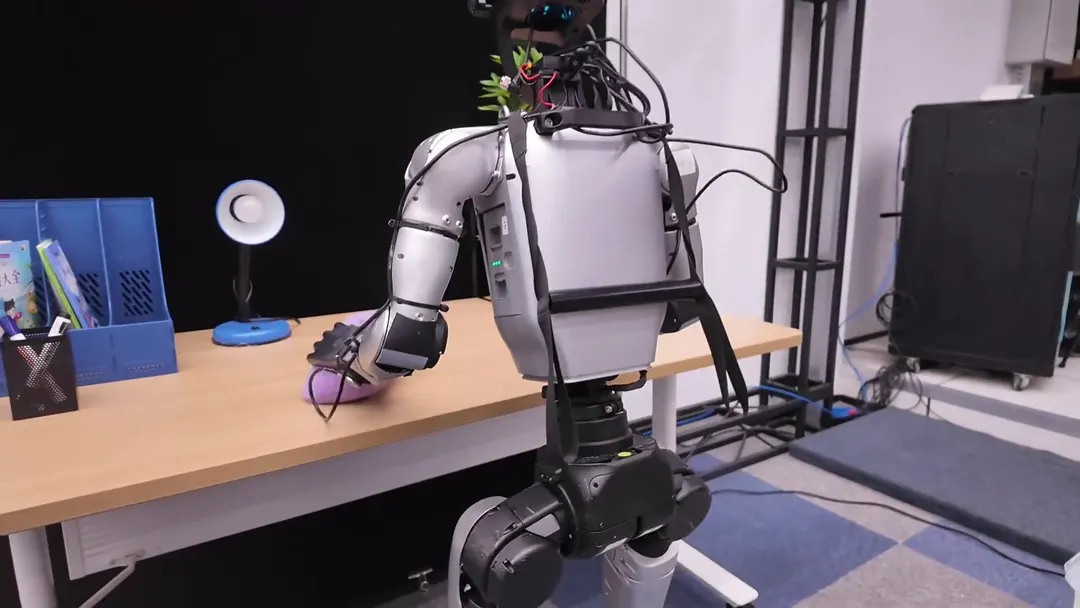 Alibaba's Amap unveils λ0 humanoid robot foundation model