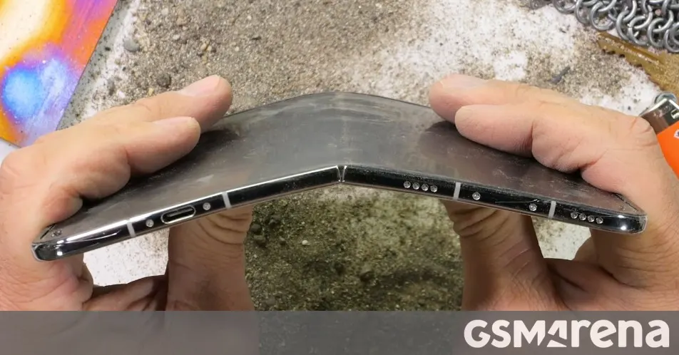 iPhone Duo bend test damages the inner display