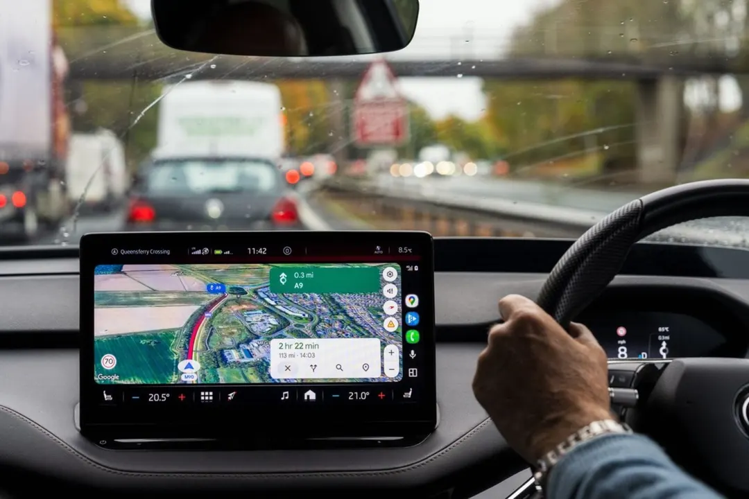 Google Maps on Android Auto now warns about traffic lights and stop signs