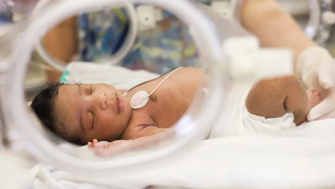 Skincubator merges NICU incubator with hours of skin-to-skin contact
