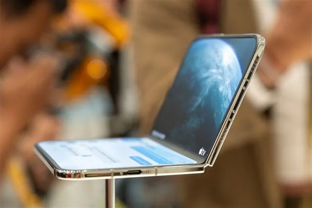 Fine M-Tec rejects component blame for foldable iPhone display damage